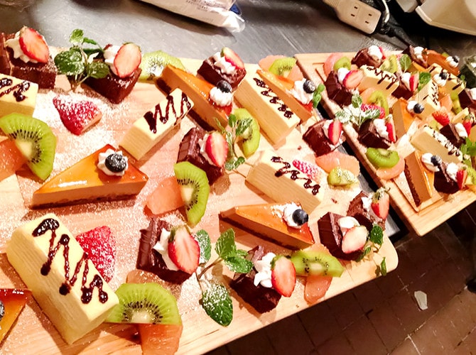 写真:色とりどりのケーキがランダムな方向に並べられているパーティのワンシーン