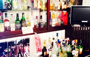 写真:棚に多種多様なお酒が陳列されている