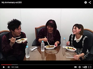 写真:My Anniversary 動画のゲスト3人が、済藤シェフが作ったお弁当を食べながら語り合っている